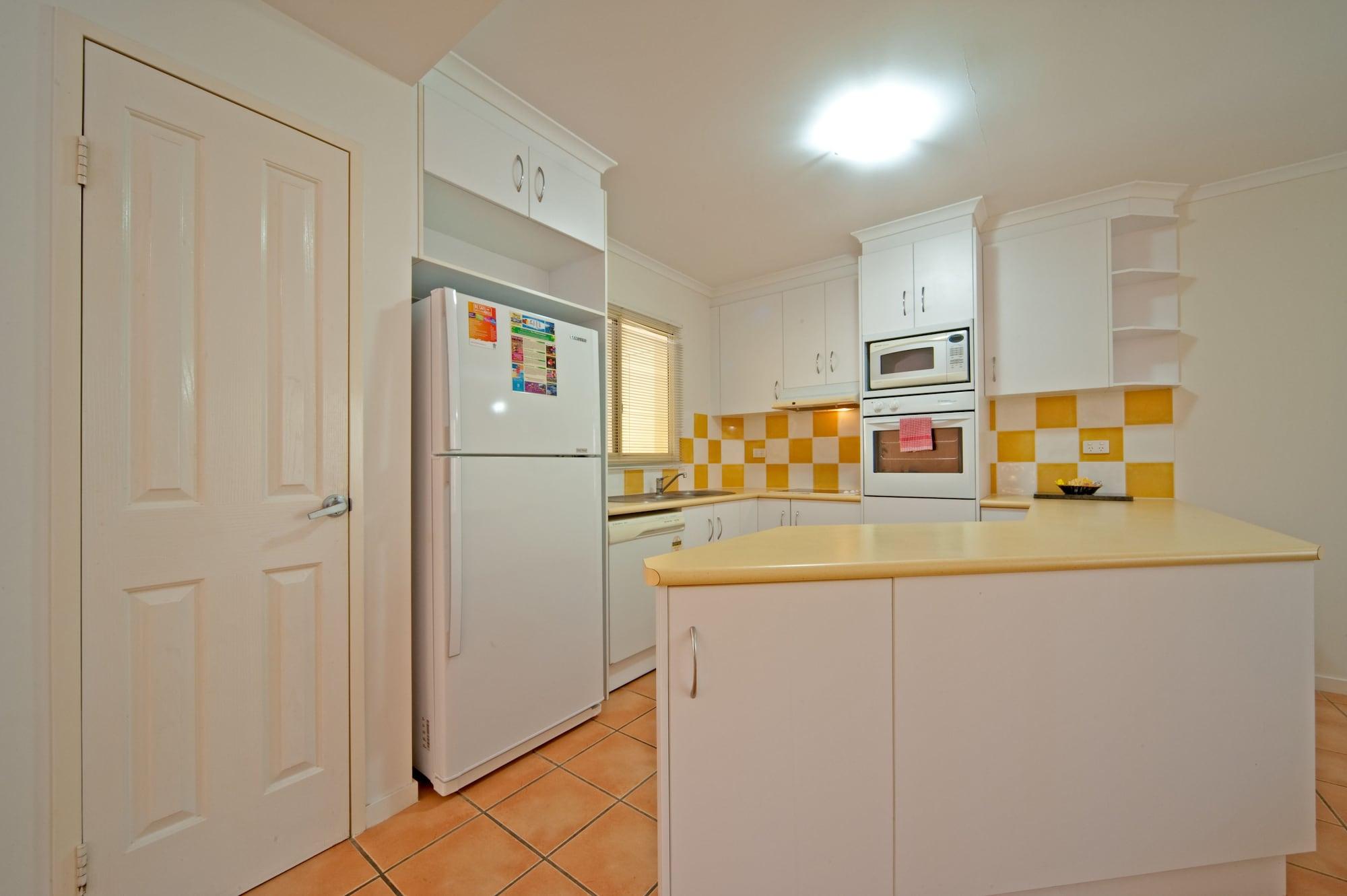 At Beach Court Holiday Villas Airlie Beach Exterior foto