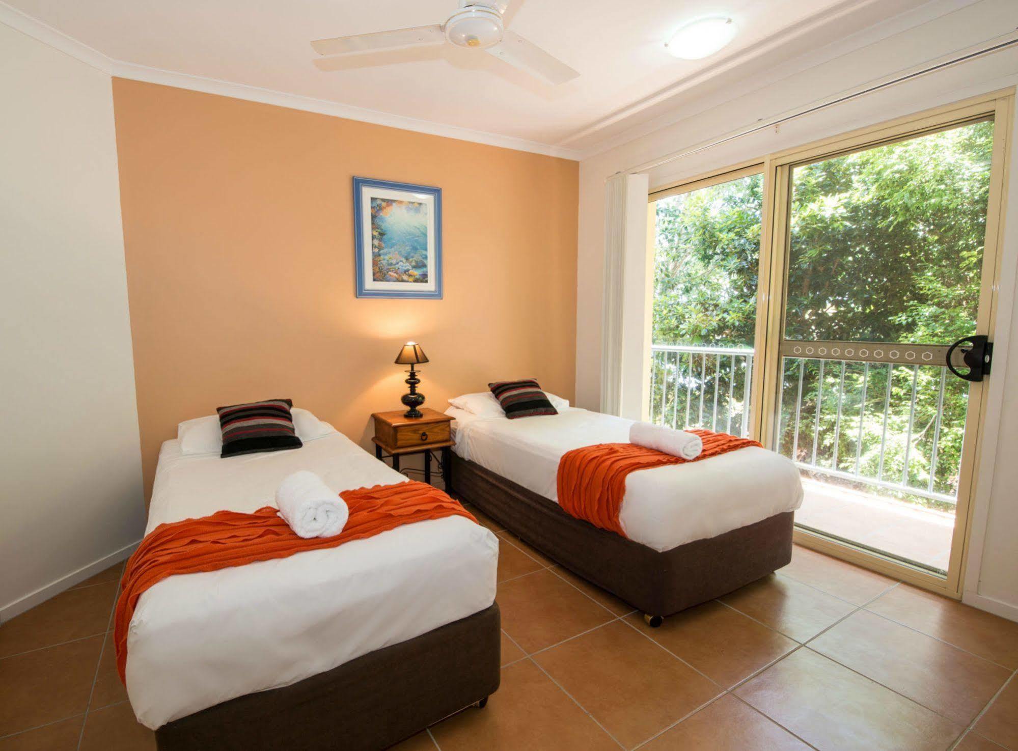 At Beach Court Holiday Villas Airlie Beach Exterior foto